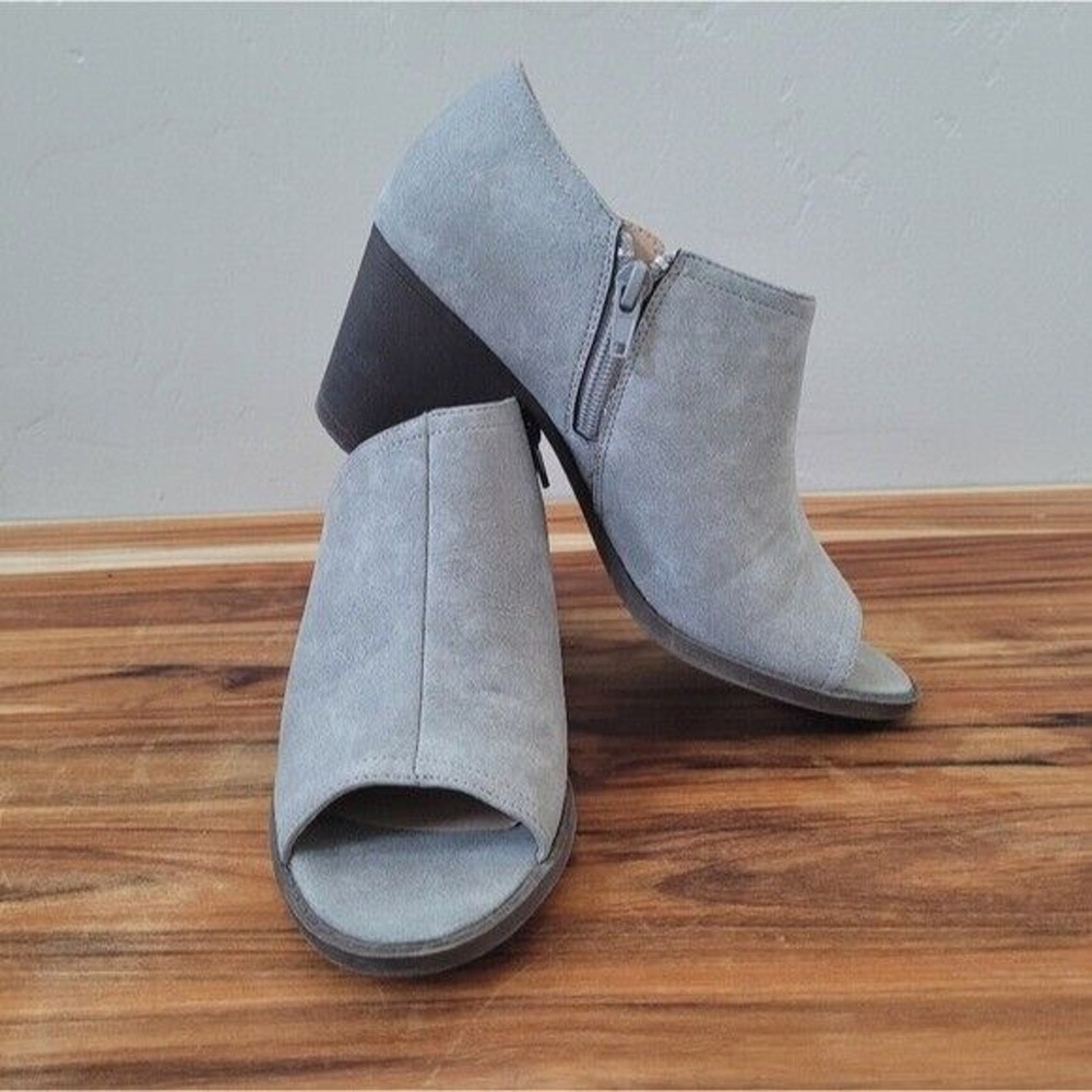 JC Peep Toe Ankle Booties Womens 6.5 Gray Faux Suede Block Heel Side Cutout Zip